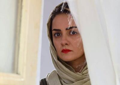 چهره غم زده بیتا سحرخیز در مراسم ختم اکبر عبدی/ عکس