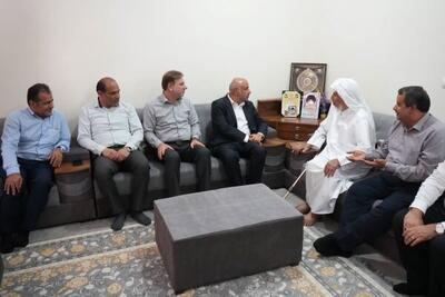  وزیر تعاون با خانواده شهید اهل سنت در عسلویه دیدار کرد