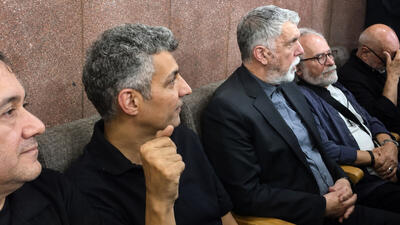 فیلم / بوسه عادل فردوسی پور به دست وزیر ارشاد / ببینید بوسه رانت نیست احترام شاگرد و استادیست