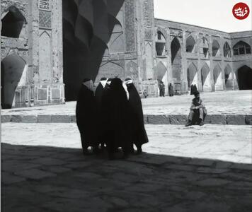  زن‌های اصفهانی در حیاط مسجد جامع؛ 94 سال قبل