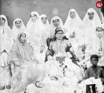  خوابیدن یک زن زیر پای «انیس‌الدوله، سوگلی ناصرالدین شاه»