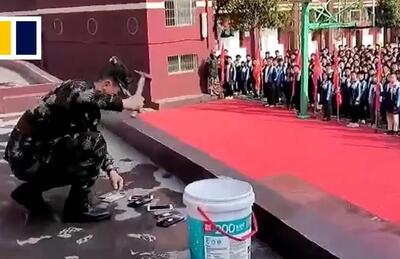  شکستن موبایل‌های دانش آموزان با لباس نظامی!