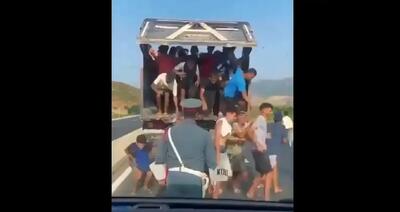 کامیونهای حامل مهاجران در مرز اسپانیا؛ ژاندارمری مراکش فقط نظارهگر؟