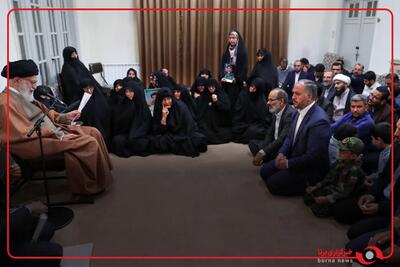  لحظاتی منتشر نشده از دیدارهای صمیمانه خانواده‌های معظم شهدا با رهبر شهید انقلاب
