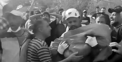 لحظه پیدا شدن پیکر بی جان کودک دو ساله در حمله آمریکا به قشم