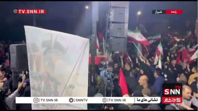  ورود پیکر مطهر شهید خلبان مجید کاظمی به مراسم وداع در میان استقبال باشکوه مردم شیراز