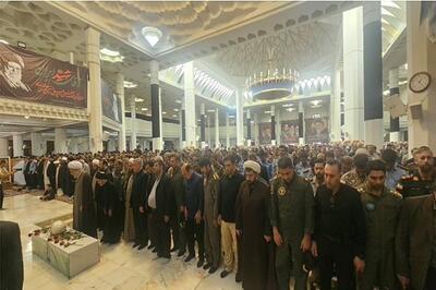  اقامه نماز بر پیکر خلبان کاظمی در حرم شاهچراغ (ع) - تسنیم