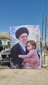  عکس/ طرحی از رهبر شهید انقلاب با نوه شهیدش در یک موکب عراقی در اربعین امسال