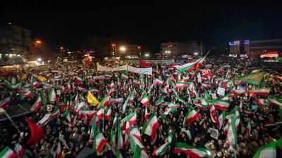  تابلویی که در تجمع شبانه علیه قالیباف و عراقچی بالا رفت