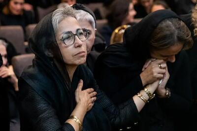  قاب تلخ از مادر اکبر عبدی در سوگ فرزندش