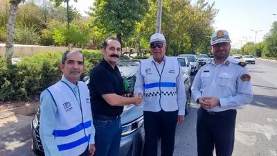 تجلیل متفاوت از رانندگان قانونمدار شیراز/ «نشان مهربانی» به سفیران نظم اهدا شد