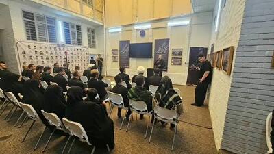  نمایشگاه «زنگ آخر» در نجف اشرف افتتاح شد/ صالحی‌امیری: «زنگ‌آخر» روایتی برای ماندگار کردن نام کودکان میناب است/ هنر می‌تواند رنج را به حافظه و حافظه را به مسئولیت تبدیل کند