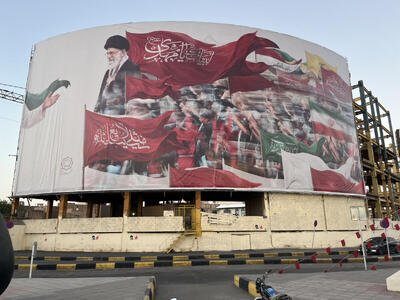 اکران طرح جدید دیوارنگاره بزرگ انقلاب قم با شعار «لبیک یا مهدی(عج)»