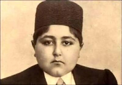  سفر به تاریخ؛ احمدشاه و محمدحسن میرزا ولیعهد در حال بازدید یک هواپیمای ملخ دار