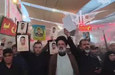  فیلم/ شعار مرگ بر آمریکا خانواده شهدای ناو دنا در کربلا