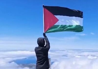 پرچم فلسطین روی صحنه کنسرت در سنگاپور
