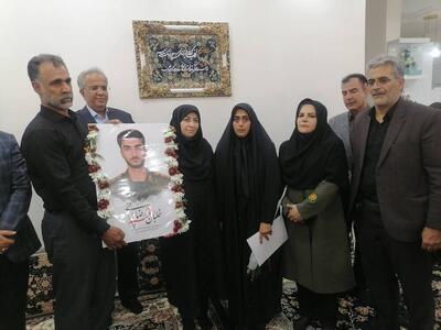  دیدار رئیس سازمان حفاظت محیط زیست با خانواده شهید خلبان رضا بارانی