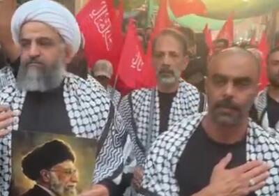  عزاداری کاروان ورزش اربعینی با در دست داشتن عکس رهبر شهید انقلاب + فیلم - پارس فوتبال
