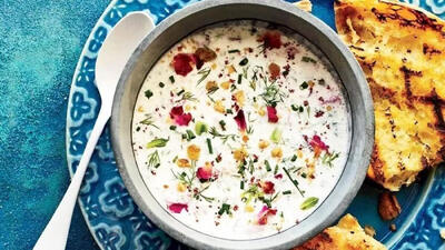  طرز تهیه آب‌ دوغ خیار اصیل و مجلسی؛ خنک‌ ترین غذای تابستانی برای روزهای داغ