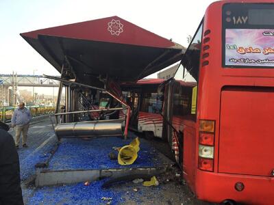  تصادف اتوبوس BRT با عابر پیاده در خیابان ولیعصر؛ حرکت اتوبوس‌ها متوقف شد
