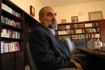  هشدار شریعتمداری به سخنگوی دولت: به دشمن پیام می‌دهد