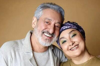  کلیپ خوانندگی ابی که در 77 سالگی روی سن دراز کشیده و آهنگ میخواند