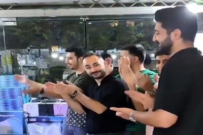  تفریح و سرگرمی مردان؛ آهنگ گذاشتن و دست زدن برای عروسک تا برقصد!