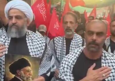  عزاداری کاروان ورزش اربعینی با در دست داشتن عکس رهبر شهید انقلاب + فیلم