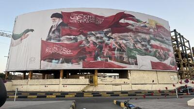 اکران طرح جدید دیوارنگاره بزرگ انقلاب قم با شعار «لبیک یا مهدی(عج)»