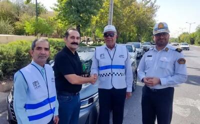  اینجا جریمه نمی‌شوید؛ «نشان مهربانی» بر سینه رانندگان قانون‌مدار شیراز