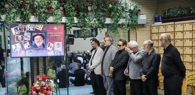 مراسم یادبود اکبر عبدی برگزار شد؛ پخش سریالها بعد از صفر