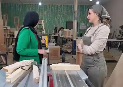  لحظه‌ای که خطر از بیخ گوش خانم مجری گذشت!