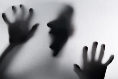 ۴۰ ضربه مرگبار با چاقو و قیچی؛ زن جوان از کابوس همسرش جان به در برد