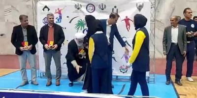 بوسه امام جمعه طبس به چادر داور مسابقات والیبال/ ویدئو