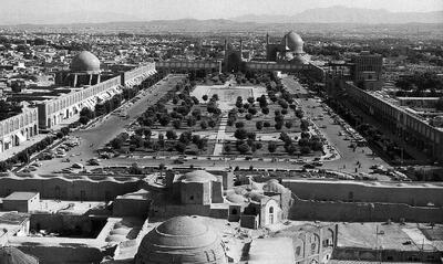  عکس/ زن اروپایی و فرزندش در گوشه‌ای از میدان نقش جهان اصفهان؛ سال ۵۴