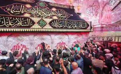  فیلم/ حال و هوای زائران اربعین در اطراف ضریح امام حسین(ع)