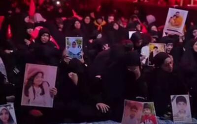  فیلم/ روضه‌خوانی‌ نوشه‌ور برای دانش‌آموزان شهید میناب در مشایه