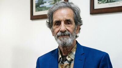  محمود بصیری در سوگ اکبر عبدی؛ همان چهره ساده و دوست‌ داشتنی سال‌های دور + فیلم
