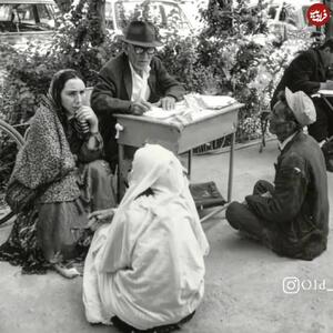 بساط «عریضهنویسها» در یکی از خیابانهای شیراز؛ سال 48 (عکس)