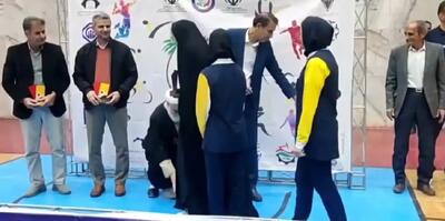 بوسه امام جمعه طبس بر چادر داور مسابقات والیبال
