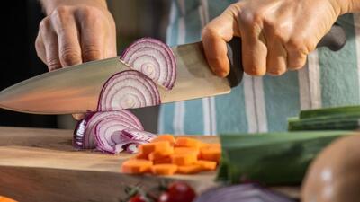 ۱۶ ترفند طلایی برای خرد کردن پیاز بدون اشک و سوزش چشم