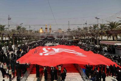  اهتزاز بزرگترین پرچم خون‌خواهی رهبر شهید در بین الحرمین | تصاویر