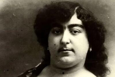 سفر در زمان؛ ژست «تاجالسلطنه، دختر ناصرالدین شاه» با لباس اروپایی و بادبزن