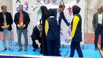 ببینید | بوسه امام جمعه طبس بر چادر داور مسابقات والیبال
