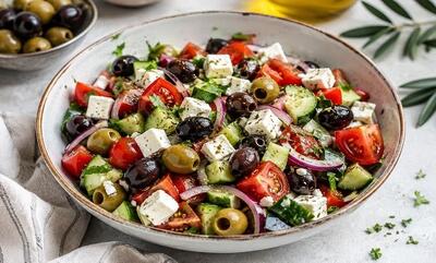  طرز تهیه سالاد زیتون و پنیر فتا؛ ساده و مدیترانه‌ای