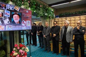  مراسم یادبود اکبر عبدی در مسجد بلال+ عکس