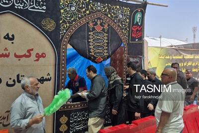  روایت خدمت خادمان کهگیلویه‌وبویراحمد به زائران اربعین در شلمچه فیلم - تسنیم