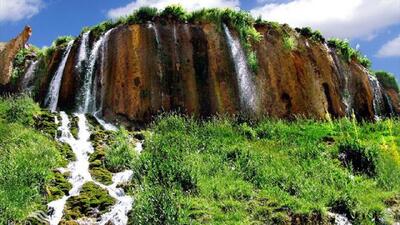 آبشار نیاکان جاذبه‌ طبیعی چهارمحال و بختیاری میزبان مسافران تابستانی + فیلم
