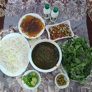 بوقت خوشمزه نهارامروزمون قورمه سبزی بامخلفات،تقدیم نگاه گرمتان 🩶🖤😋😋فرارسیدن اربعین حسینی تسلیت وتعزیت باد🥀🥀🥀🩶🩶🖤🖤دستپخت کدبانوی گل ومهربون خونم