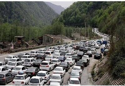  ترافیک سنکَین در آزادراه تهران - شمال؛ مسیر جنوب به شمال یک طرفه است